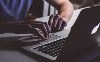 开云官网-外媒分享Hali1印城抢先发售现场视频：哈利伯顿为球迷们购买的球鞋亲笔签名